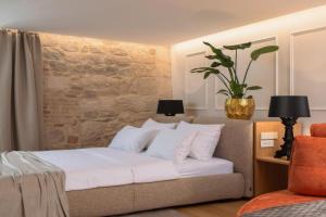 Golden Gate Luxury Rooms - Unique UNESCO Location, Split