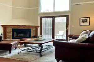 4 Bedroom Home in Best Location Parking Fireplace Back Yard Pets Welcome, Chicago