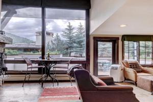 Rustic Mountain View 2Bedroom Condo- Lodge at, Vail