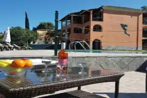 Ziogas Luxury Apartments, Ypsos