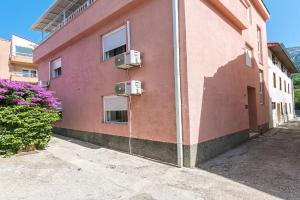 Twin Room 16006c, Brist