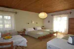 Evanthia Toroz Rooms & Studios, Mithymna