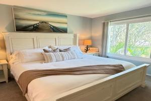 Walk to the Sand, Pool & Hot Tub Waterfront Oasis Guest house, Saint Petersburg