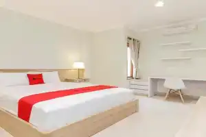 RedDoorz Premium near Ragunan Zoo 2 Guest house, Jakarta