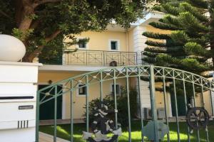 Naftilos Studios, Lourdhata