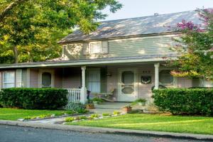 Studio B Guest House, Fredericksburg
