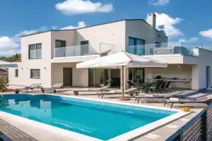 Nice Home In With Jacuzzi Guest house, Krnica