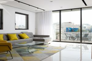 Luxury 2bdrm balcony & parking close to the Beach Apartments, Tel Aviv
