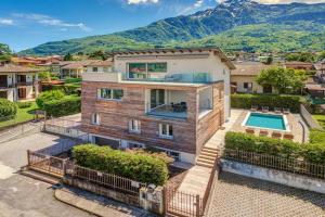 Villa Family with pool and amazing panoramic penthouse, Colico