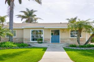 Ultimate Beach Bungalow - 1 block from beach - huge backyard Guest house, Carlsbad