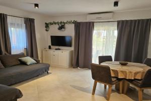 Apartment in with Terrace, Air conditioning, Wi-Fi (3722-1), Nin