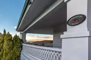 Serpentine Rose Guest house, Albany
