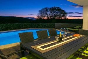 Villa Croatia Sea View with heated pool, Vinisce