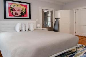 Modern Studio, 15 min Train to Boston, Brookline