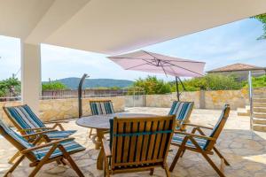 House Ivana, Vinisce