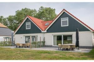 Bungalow on Texel with a spacious terrace Guest house, De Cocksdorp