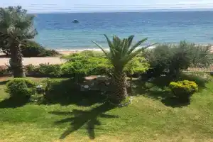 DISTRiCT 01 Beachfront appartment Guest house, Metamorfosi