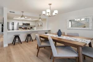 Steps to the Sand and Main Street 4BR Guest house, Huntington Beach