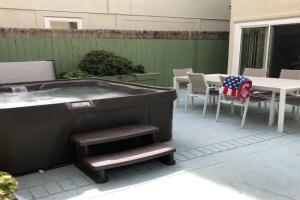 The Americana 4 bedroom with spa and bikes, seps to the beach, Huntington Beach