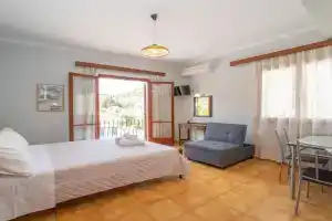 Vrettos Arts Apartments, Aghia Efimia