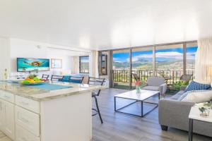 Waikiki Escapade Mountain Views Condo, Steps to Beach with Parking Perk Apartments, Honolulu