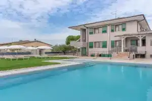 -Free Pool and Parking- Garda House Apartments, Castelnuovo del Garda