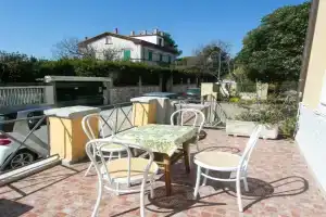 N050 - Numana, trilocale in centro con portico e posto auto Apartments, Sirolo