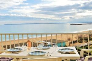 Appartement vintage avec terrasse face mer - 4 couchages, parking sécurisé - FR-1-251-290 Apartments, Le Lavandou