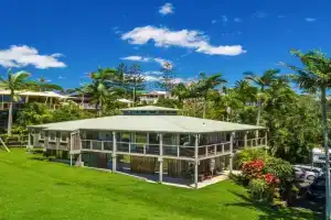 Cape Breeze - 5 BR home with headland views Guest house, Byron Bay