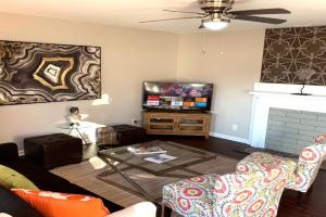 The Orange Door-Sleeps 10 Guest house, Louisville