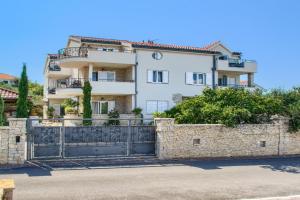 Villa on with Pool and Sea View, Betina