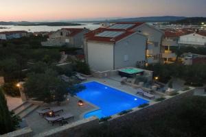 Apartment in with Pool and Sea Views, Betina