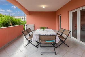 Two-Bedroom Apartment In, Vir