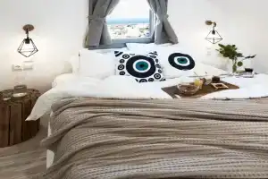 Pnoi Luxury Suites, Karterados