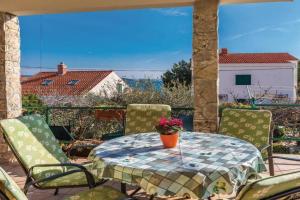 Two-Bedroom Apartment In, Seget Vranjica