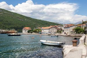Romeo And Juliet Apartments, Lepetane