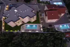 Poolside Hideout Apartments, Novaglia