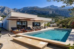Villa Festina lente a luxury villa in, heated pool, Makarska