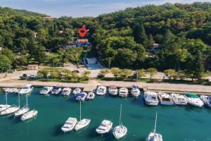 4 Bedroom Beautiful Home In, Omisalj