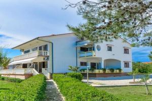 Apartment on Island near Sandy Beaches, Vir