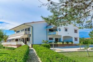 Apartment on Island near Sandy Beaches, Vir