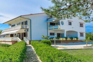 Apartment on Island near Sandy Beaches, Vir
