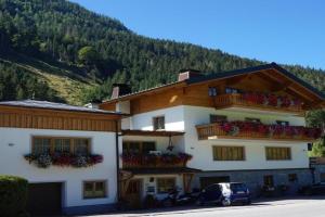 Apartment in near Ski Slopes, Flachau