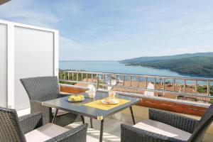 Cozy Apartment In With Kitchen, Rabac
