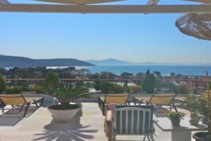 Varkiza Seaside Penthouse with Private Roof Deck, Vari