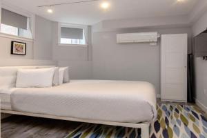 A Stylish Stay w/ a Queen Bed, Heated Floors.. #3 Apartments, Brookline