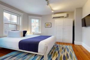 A Stylish Stay w/ a Queen Bed, Heated Floors.. #12 Apartments, Brookline