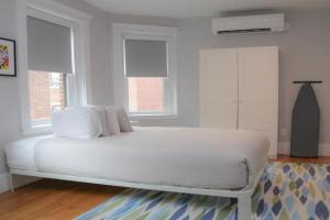 A Stylish Stay w/ a Queen Bed, Heated Floors.. #32 Apartments, Brookline