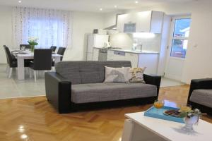 Perivoj Apartments, Kastel Stari