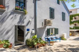 Family Apartments, Brist